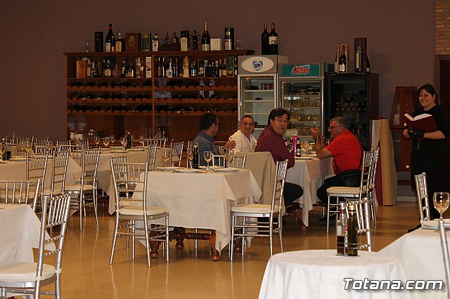 Pasteleros, hosteleros, familiares y amigos ofrecieron una emotiva cena sorpresa a Pepe 