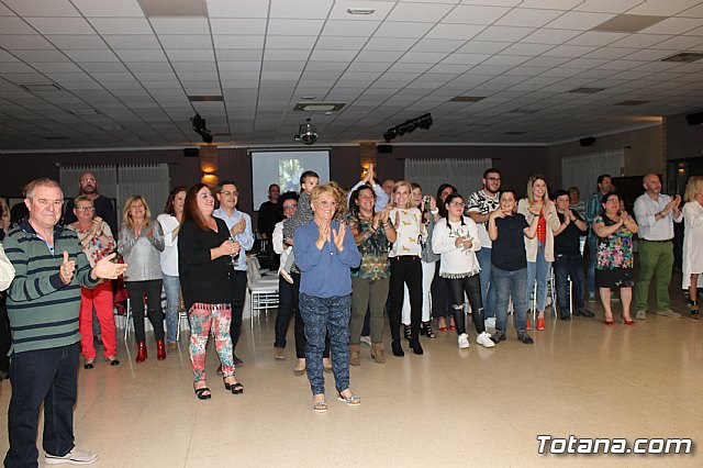 Pasteleros, hosteleros, familiares y amigos ofrecieron una emotiva cena sorpresa a Pepe 