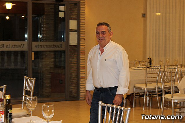 Pasteleros, hosteleros, familiares y amigos ofrecieron una emotiva cena sorpresa a Pepe 