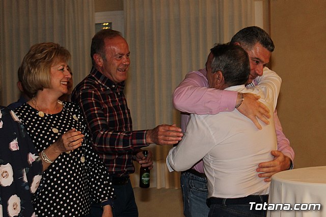 Pasteleros, hosteleros, familiares y amigos ofrecieron una emotiva cena sorpresa a Pepe 