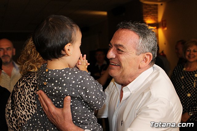 Pasteleros, hosteleros, familiares y amigos ofrecieron una emotiva cena sorpresa a Pepe 