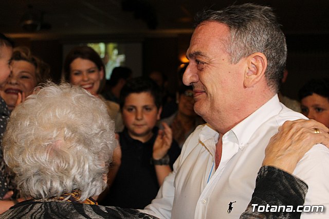 Pasteleros, hosteleros, familiares y amigos ofrecieron una emotiva cena sorpresa a Pepe 
