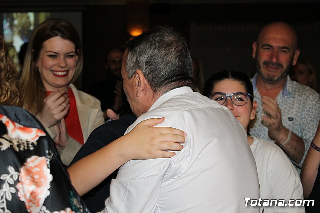 Pasteleros, hosteleros, familiares y amigos ofrecieron una emotiva cena sorpresa a Pepe 