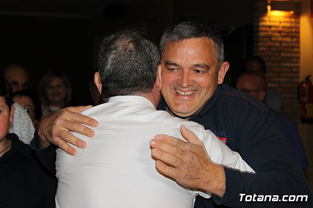 Pasteleros, hosteleros, familiares y amigos ofrecieron una emotiva cena sorpresa a Pepe 