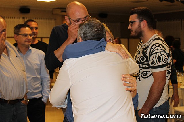 Pasteleros, hosteleros, familiares y amigos ofrecieron una emotiva cena sorpresa a Pepe 