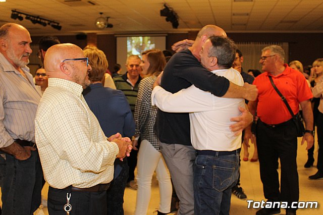 Pasteleros, hosteleros, familiares y amigos ofrecieron una emotiva cena sorpresa a Pepe 