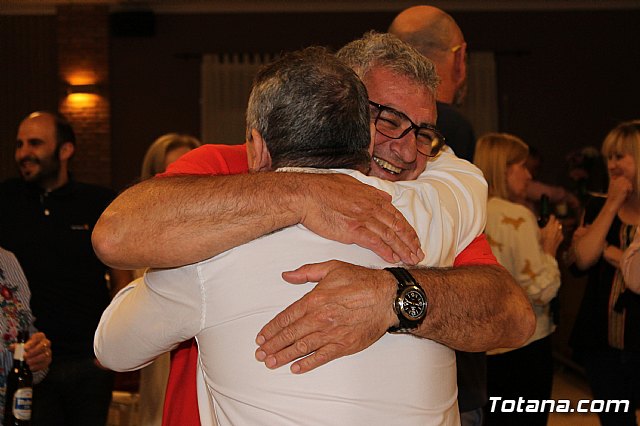 Pasteleros, hosteleros, familiares y amigos ofrecieron una emotiva cena sorpresa a Pepe 