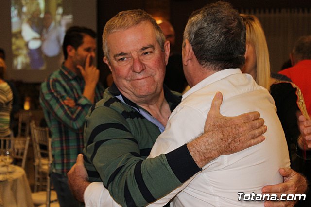 Pasteleros, hosteleros, familiares y amigos ofrecieron una emotiva cena sorpresa a Pepe 