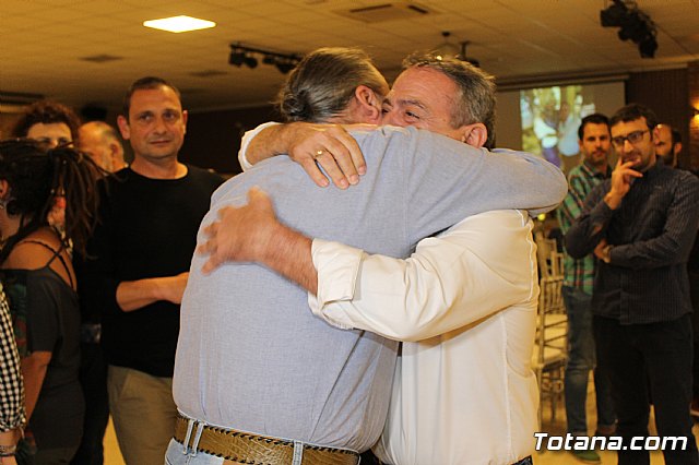 Pasteleros, hosteleros, familiares y amigos ofrecieron una emotiva cena sorpresa a Pepe 