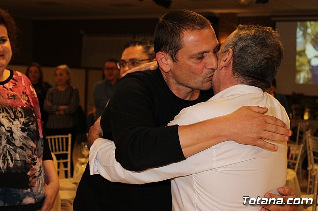 Pasteleros, hosteleros, familiares y amigos ofrecieron una emotiva cena sorpresa a Pepe 