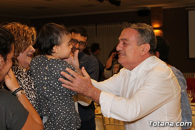 Pasteleros, hosteleros, familiares y amigos ofrecieron una emotiva cena sorpresa a Pepe 