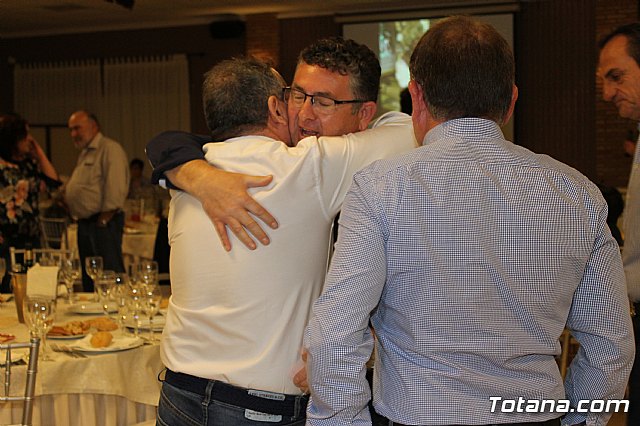 Pasteleros, hosteleros, familiares y amigos ofrecieron una emotiva cena sorpresa a Pepe 