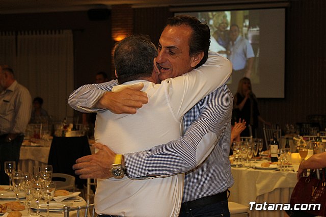 Pasteleros, hosteleros, familiares y amigos ofrecieron una emotiva cena sorpresa a Pepe 