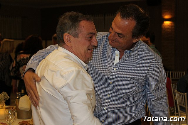 Pasteleros, hosteleros, familiares y amigos ofrecieron una emotiva cena sorpresa a Pepe 