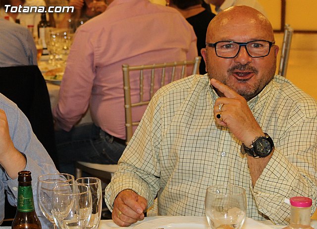 Pasteleros, hosteleros, familiares y amigos ofrecieron una emotiva cena sorpresa a Pepe 