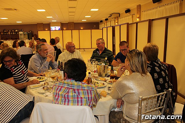 Pasteleros, hosteleros, familiares y amigos ofrecieron una emotiva cena sorpresa a Pepe 