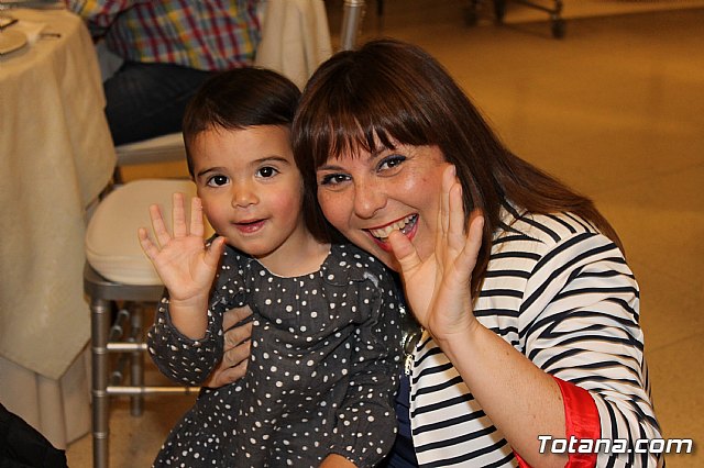 Pasteleros, hosteleros, familiares y amigos ofrecieron una emotiva cena sorpresa a Pepe 