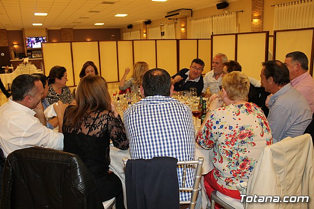 Pasteleros, hosteleros, familiares y amigos ofrecieron una emotiva cena sorpresa a Pepe 