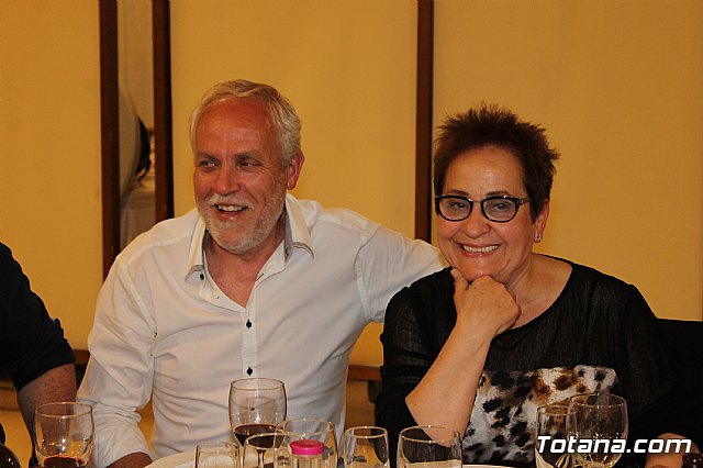 Pasteleros, hosteleros, familiares y amigos ofrecieron una emotiva cena sorpresa a Pepe 