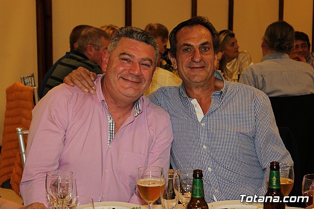 Pasteleros, hosteleros, familiares y amigos ofrecieron una emotiva cena sorpresa a Pepe 