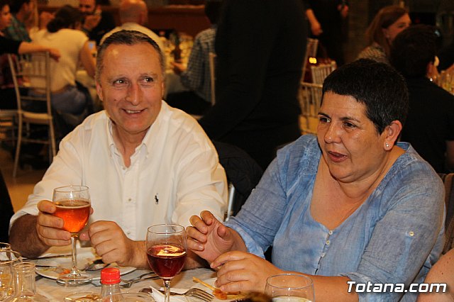 Pasteleros, hosteleros, familiares y amigos ofrecieron una emotiva cena sorpresa a Pepe 