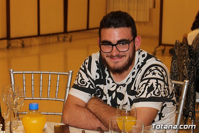 Pasteleros, hosteleros, familiares y amigos ofrecieron una emotiva cena sorpresa a Pepe 