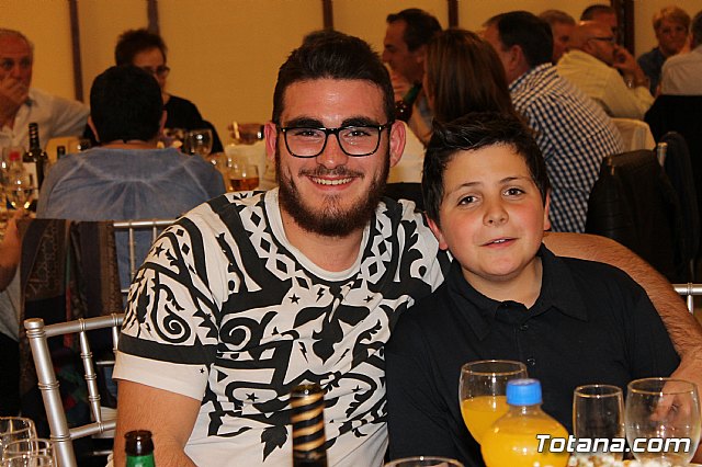 Pasteleros, hosteleros, familiares y amigos ofrecieron una emotiva cena sorpresa a Pepe 