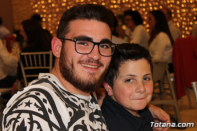 Pasteleros, hosteleros, familiares y amigos ofrecieron una emotiva cena sorpresa a Pepe 