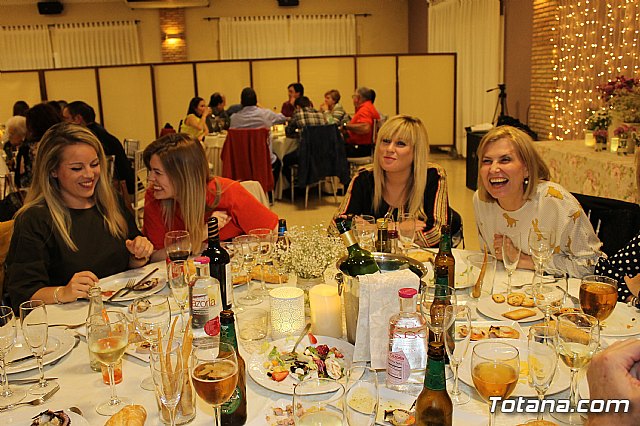 Pasteleros, hosteleros, familiares y amigos ofrecieron una emotiva cena sorpresa a Pepe 