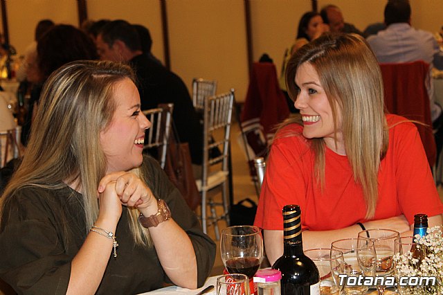 Pasteleros, hosteleros, familiares y amigos ofrecieron una emotiva cena sorpresa a Pepe 