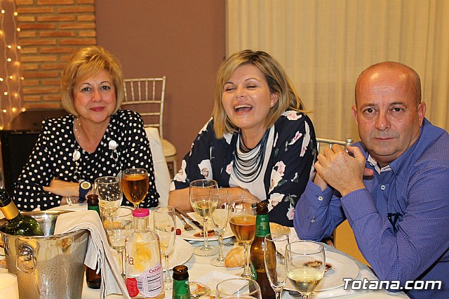 Pasteleros, hosteleros, familiares y amigos ofrecieron una emotiva cena sorpresa a Pepe 