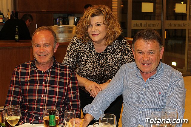 Pasteleros, hosteleros, familiares y amigos ofrecieron una emotiva cena sorpresa a Pepe 