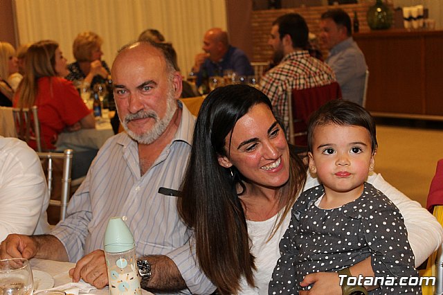 Pasteleros, hosteleros, familiares y amigos ofrecieron una emotiva cena sorpresa a Pepe 