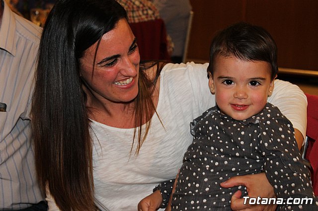 Pasteleros, hosteleros, familiares y amigos ofrecieron una emotiva cena sorpresa a Pepe 