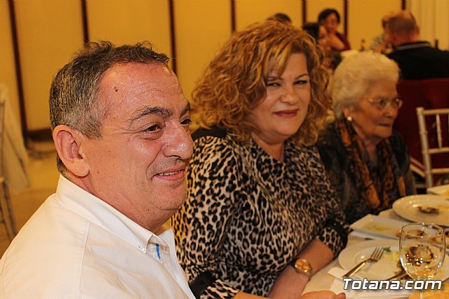 Pasteleros, hosteleros, familiares y amigos ofrecieron una emotiva cena sorpresa a Pepe 