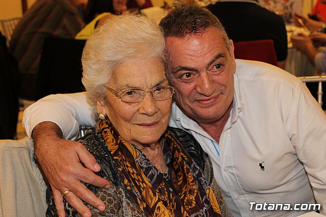 Pasteleros, hosteleros, familiares y amigos ofrecieron una emotiva cena sorpresa a Pepe 