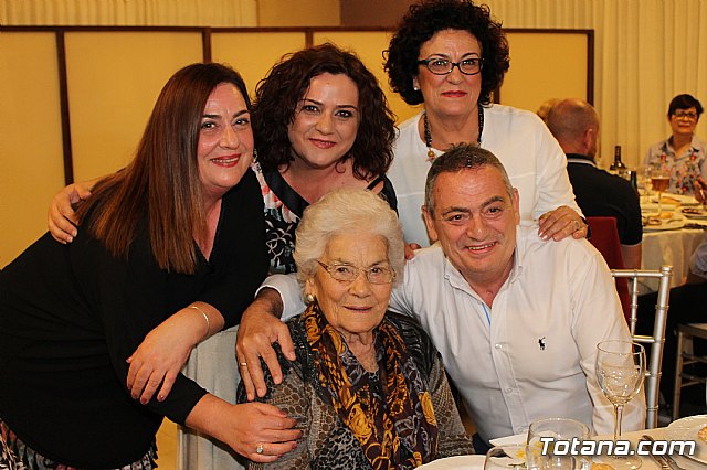 Pasteleros, hosteleros, familiares y amigos ofrecieron una emotiva cena sorpresa a Pepe 