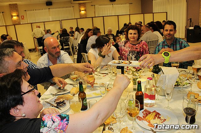 Pasteleros, hosteleros, familiares y amigos ofrecieron una emotiva cena sorpresa a Pepe 