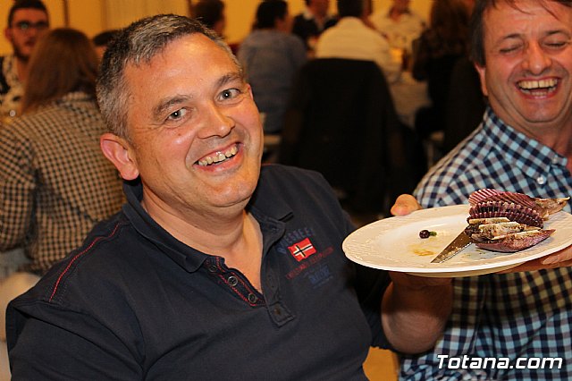 Pasteleros, hosteleros, familiares y amigos ofrecieron una emotiva cena sorpresa a Pepe 