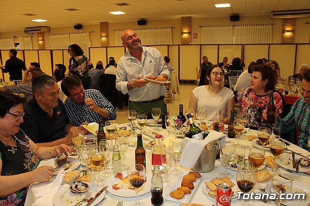 Pasteleros, hosteleros, familiares y amigos ofrecieron una emotiva cena sorpresa a Pepe 