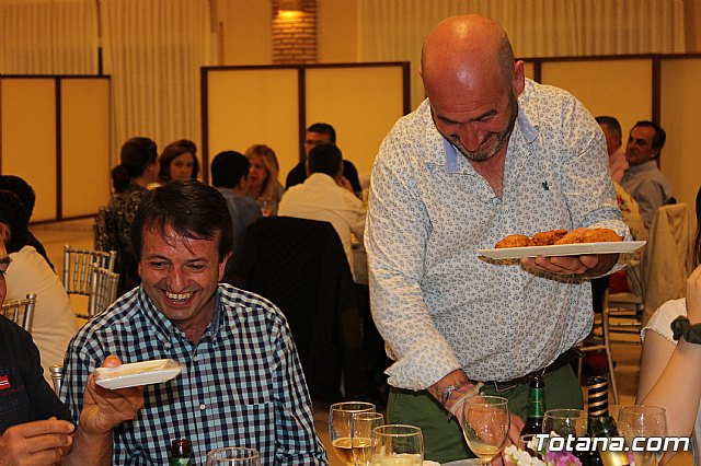 Pasteleros, hosteleros, familiares y amigos ofrecieron una emotiva cena sorpresa a Pepe 