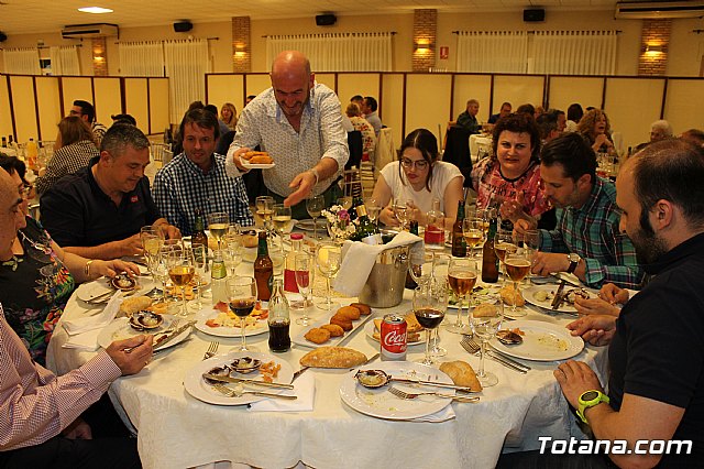 Pasteleros, hosteleros, familiares y amigos ofrecieron una emotiva cena sorpresa a Pepe 