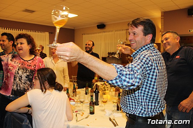 Pasteleros, hosteleros, familiares y amigos ofrecieron una emotiva cena sorpresa a Pepe 