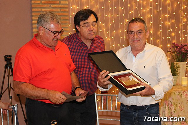 Pasteleros, hosteleros, familiares y amigos ofrecieron una emotiva cena sorpresa a Pepe 