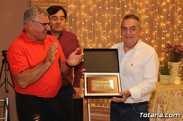 Pasteleros, hosteleros, familiares y amigos ofrecieron una emotiva cena sorpresa a Pepe 