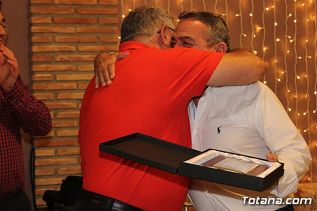 Pasteleros, hosteleros, familiares y amigos ofrecieron una emotiva cena sorpresa a Pepe 