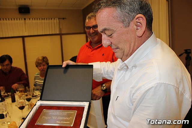 Pasteleros, hosteleros, familiares y amigos ofrecieron una emotiva cena sorpresa a Pepe 