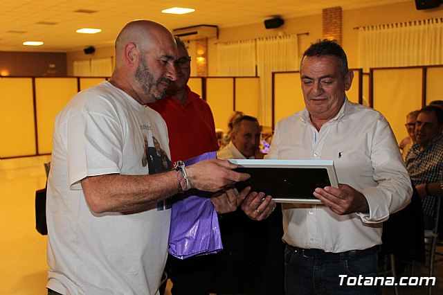 Pasteleros, hosteleros, familiares y amigos ofrecieron una emotiva cena sorpresa a Pepe 