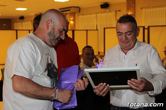 Pasteleros, hosteleros, familiares y amigos ofrecieron una emotiva cena sorpresa a Pepe 