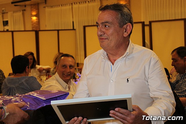 Pasteleros, hosteleros, familiares y amigos ofrecieron una emotiva cena sorpresa a Pepe 